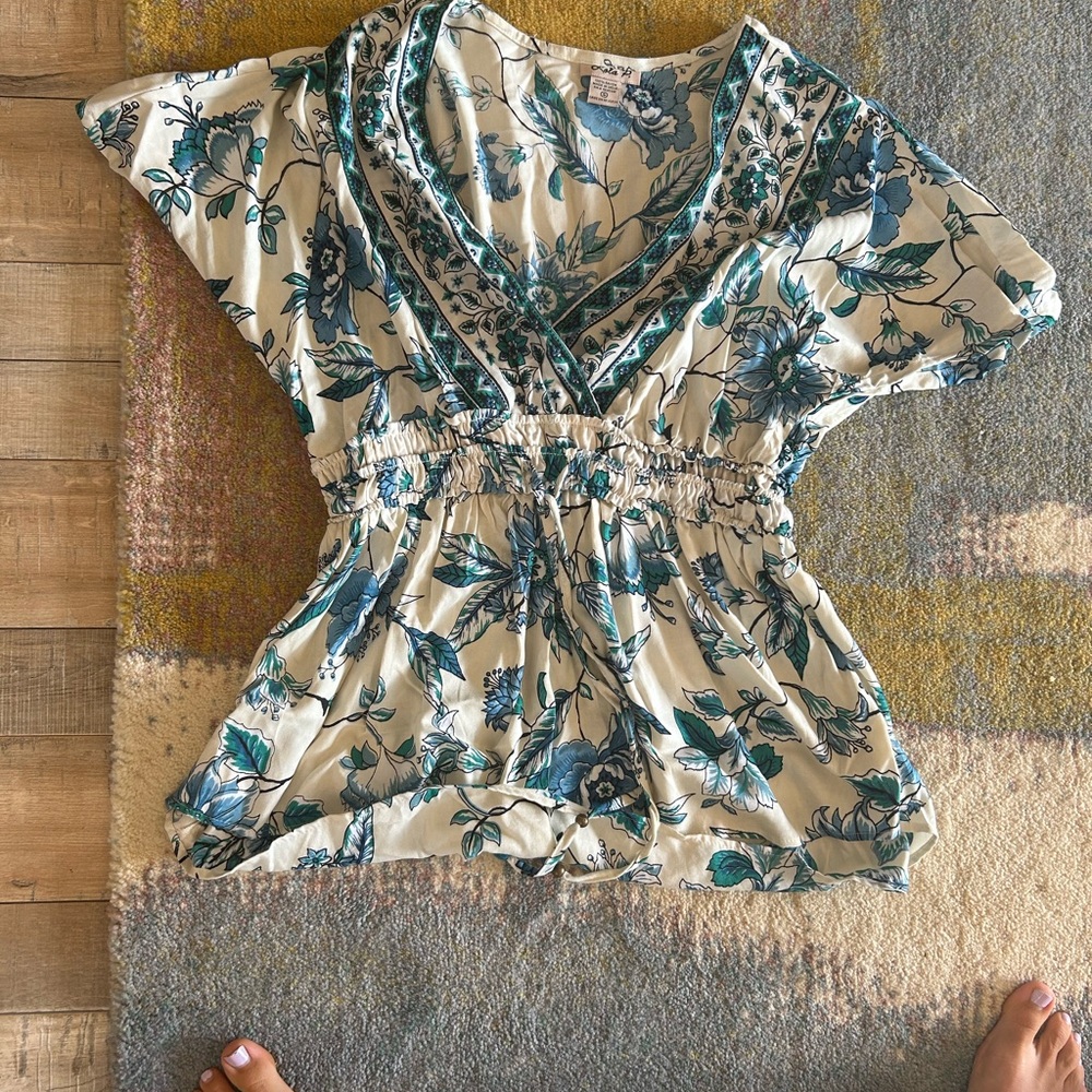 Lola p. Size small vneck floral